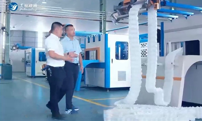 Bahar sarma yeniliği üzerinde çalışan teknisyenler